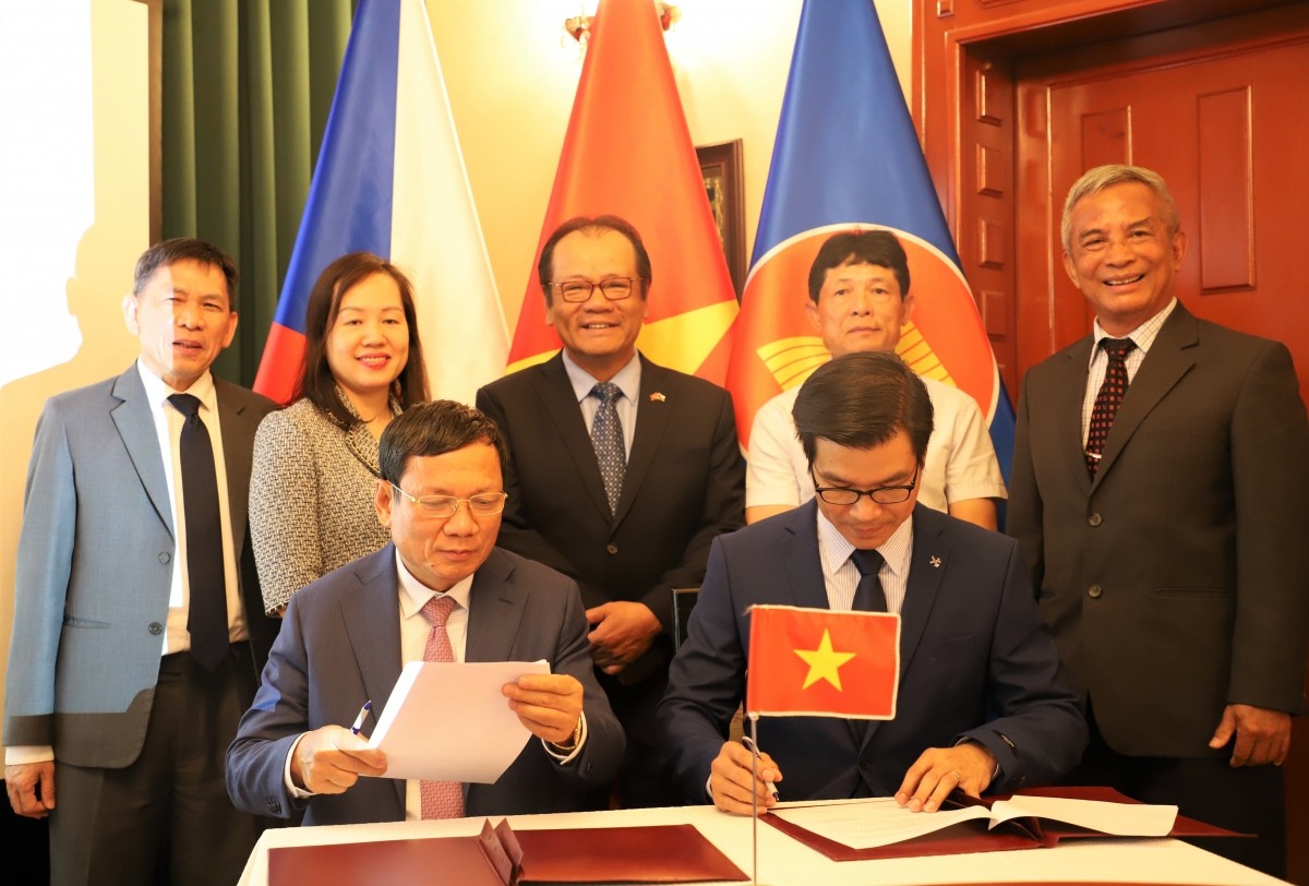 Liên hiệp hội người Việt Nam tại châu Âu và Đại học Tôn Đức Thắng ký thỏa thuận hợp tác