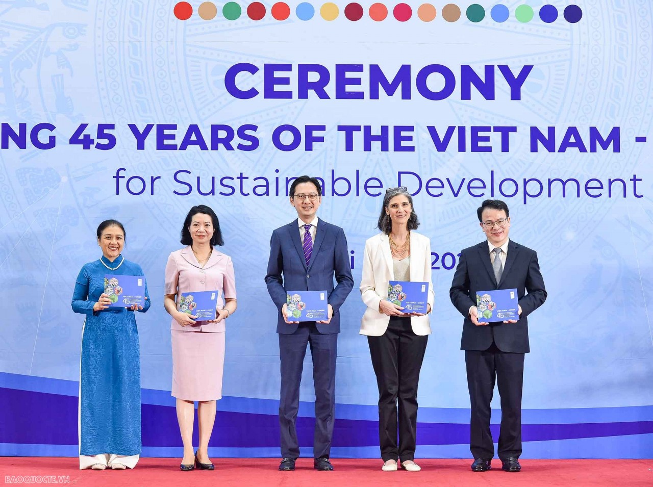 Trưởng đại diện thường trú UNDP tại Việt Nam trao Sách ảnh 45 năm quan hệ đối tác Việt Nam-UNDP vì Phát triển bền vững cho đại diện lãnh đạo các bộ, ngành (Ảnh: baoquocte.vn).