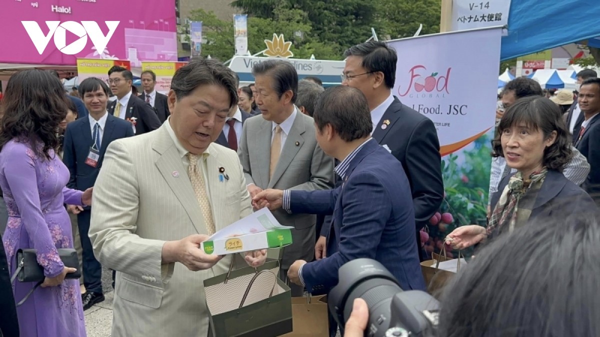 Bộ trưởng Ngoại giao Nhật Bản Hayashi Yoshimasa thích thú với quả vải Việt Nam (Ảnh: VOV).