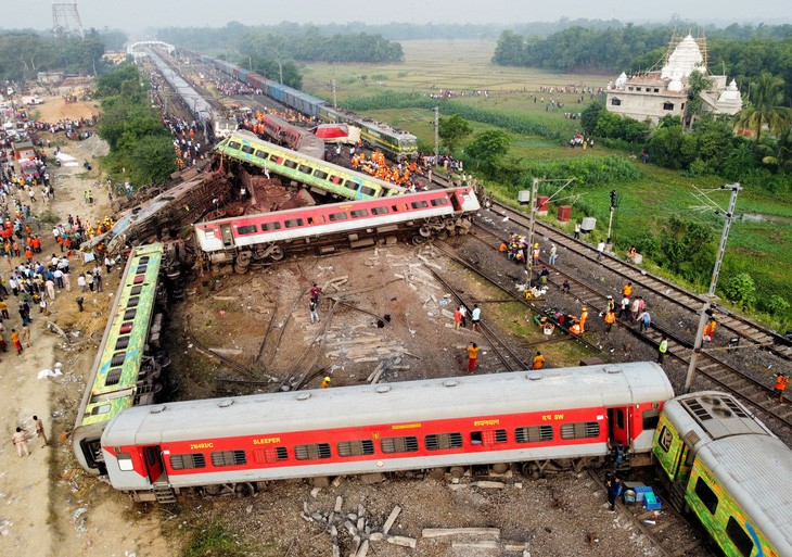 Hiện trường vụ tai nạn đường sắt nhìn từ trên cao (Ảnh: Reuters).