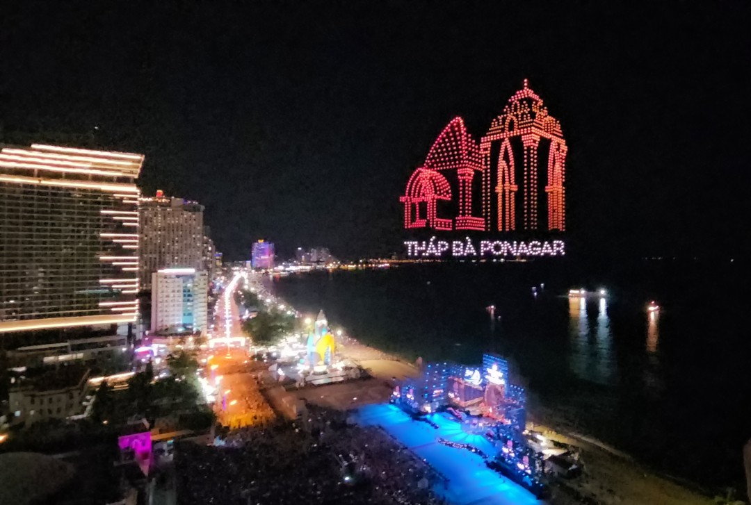 Màn trình diễn ánh sáng nghệ thuật bằng drone đẹp mắt trong đêm khai mạc Festival Biển