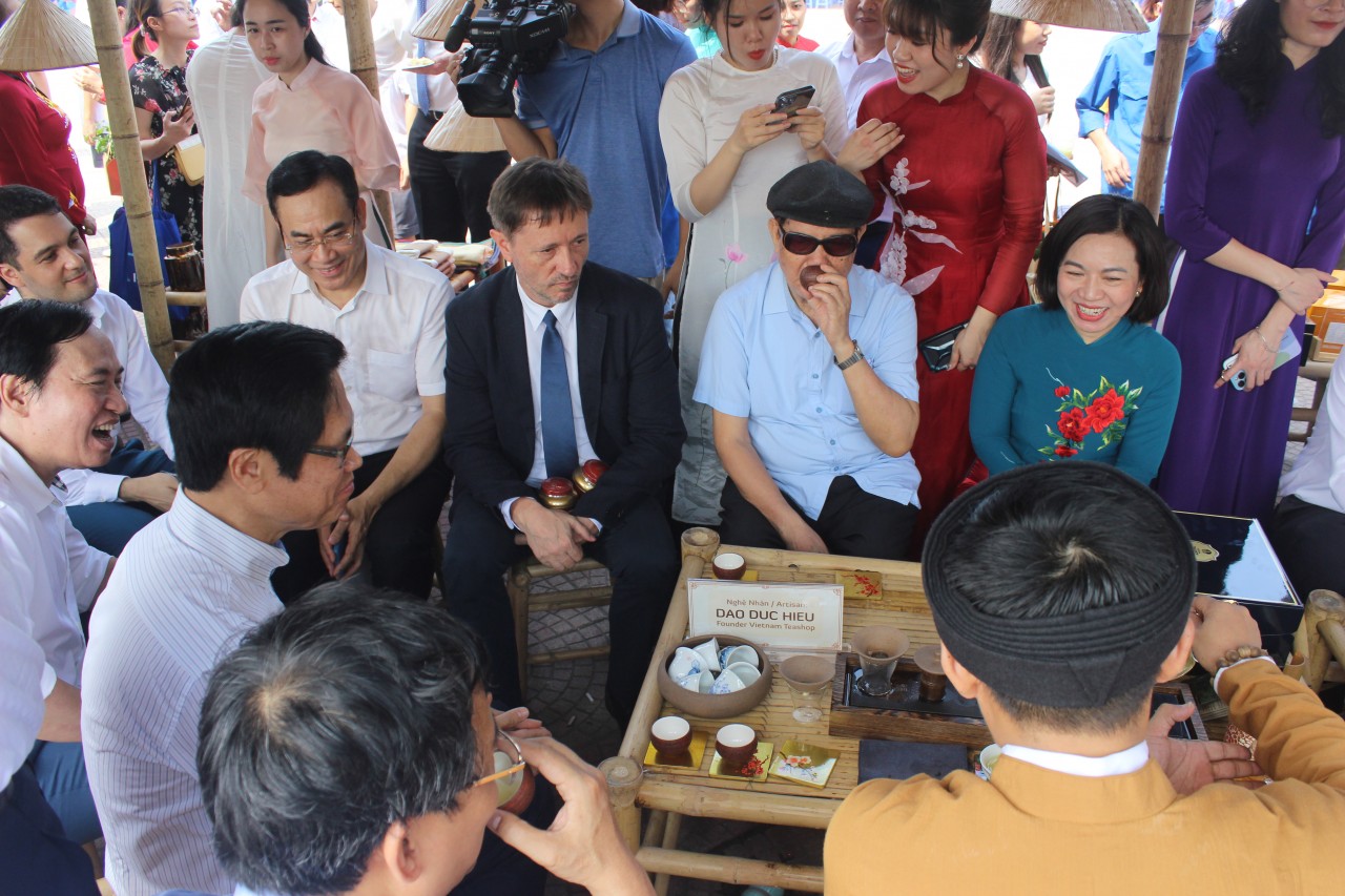 Các đại biểu tham quan và thưởng thức trà sen Tây Hồ