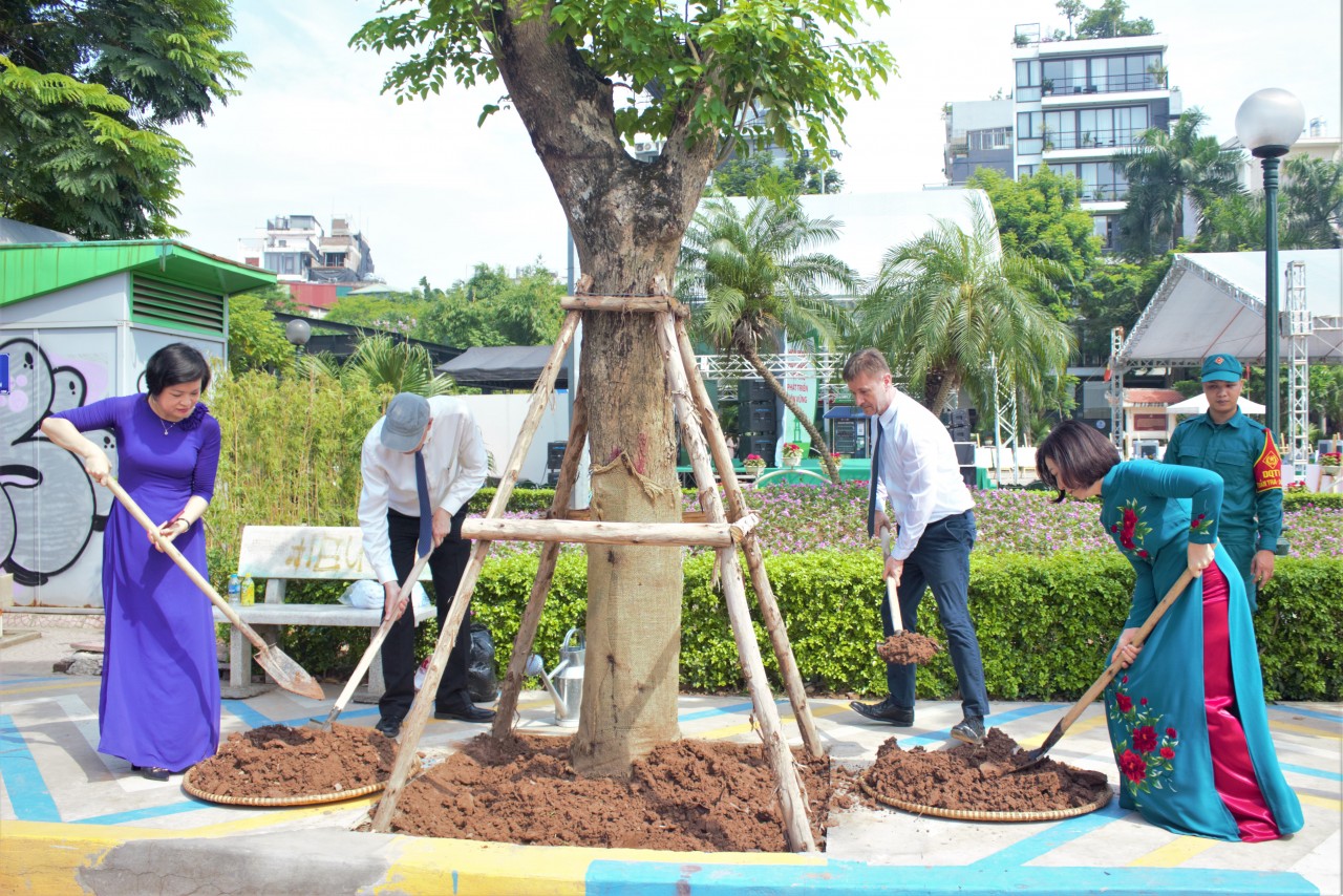 Các đại biểu trồng cây hữu nghị.