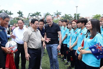 Thủ tướng Việt Nam và Thủ tướng Australia giao lưu với 2 đội tuyển bóng đá nữ