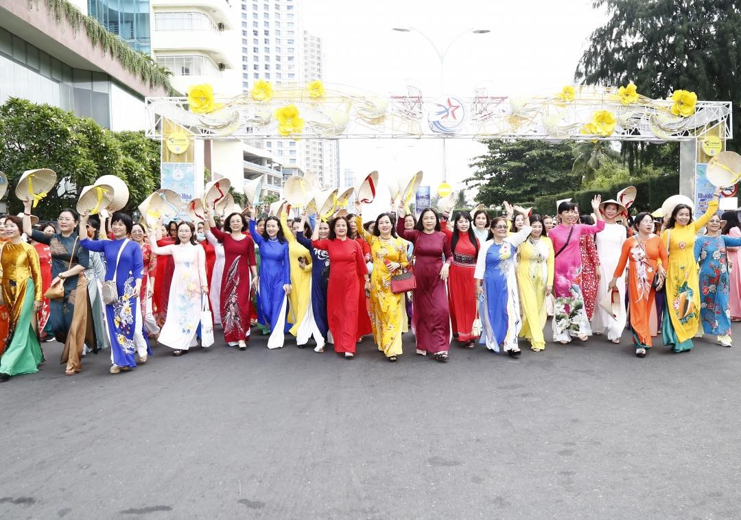 ơn 6.000 phụ nữ trong trang phục áo dài truyền thống thướt tha diễu hành trên đường phố TP Nha Trang