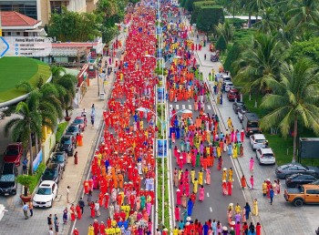 Hơn 6.000 phụ nữ diễu hành tôn vinh áo dài Việt