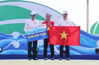 trao tang 10000 la co to quoc cho ngu dan 2 tinh nghe an va ha tinh