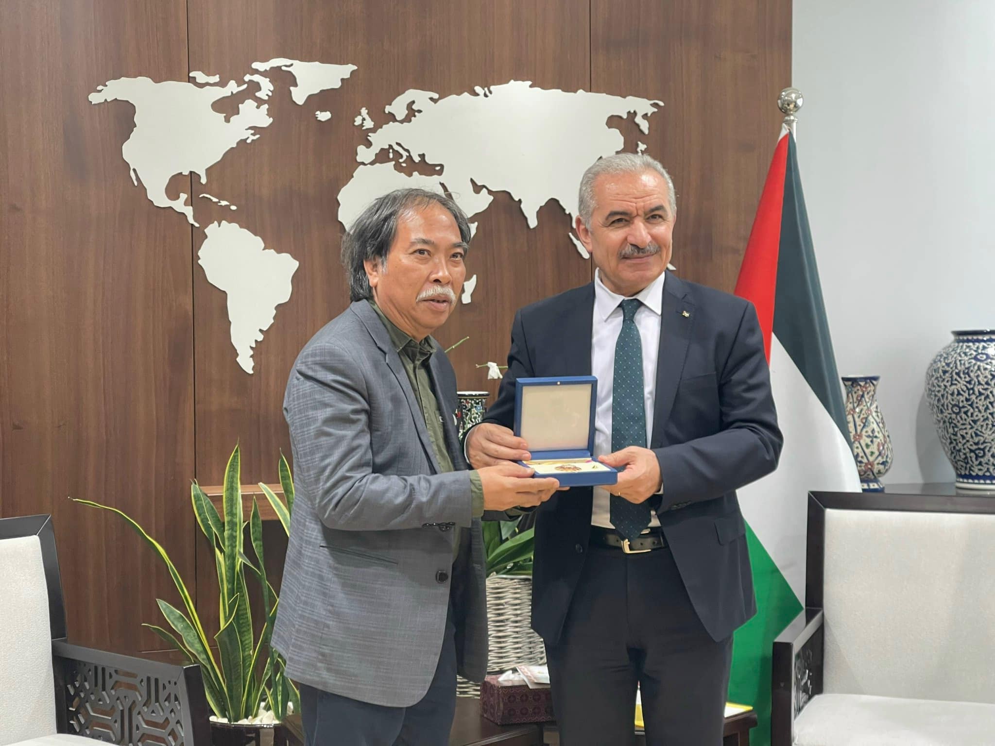 Nhà thơ Nguyễn Quang Thiều (trái) nhận Huân chương cao quý nhất của Nhà nước Palestine