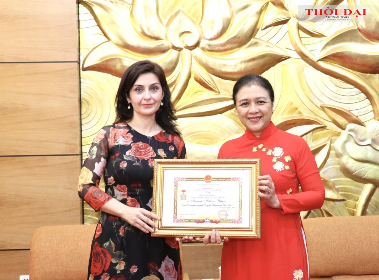 Chủ tịch Liên hiệp các tổ chức hữu nghị Việt Nam Nguyễn Phương Nga trao tặng Kỷ niệm chương Vì hòa bình và hữu nghị giữa các dân tộc cho Đại sứ Bulgaria tại Việt Nam Marinela Petkova (Ảnh: Thu Hà).