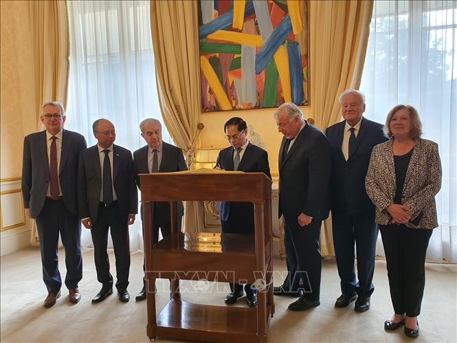 Bộ trưởng Ngoại giao Bùi Thanh Sơn gặp và làm việc với lãnh đạo Thượng viện Pháp