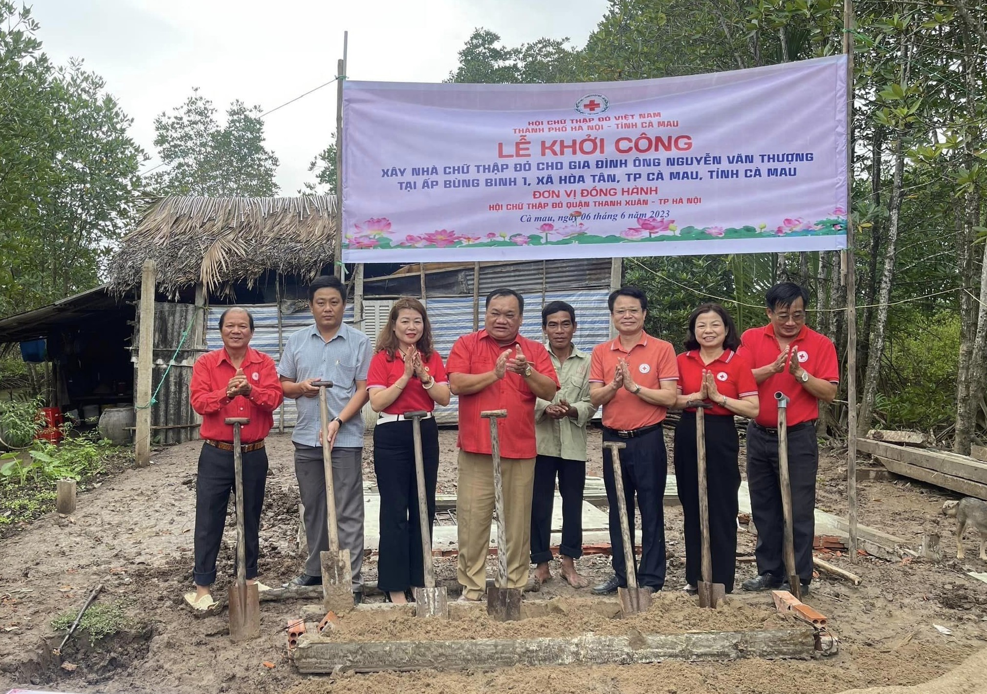 Ngư dân có hoàn cảnh khó khăn được tặng nhà Chữ thập đỏ, hỗ trợ sinh kế