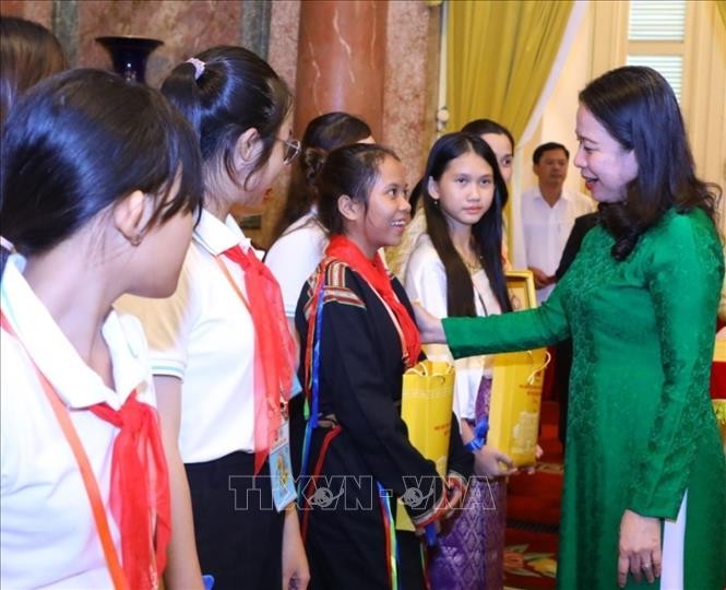 Phó Chủ tịch nước Võ Thị Ánh Xuân gặp mặt Đoàn đại biểu dự Trại hè "Hoa hướng dương"