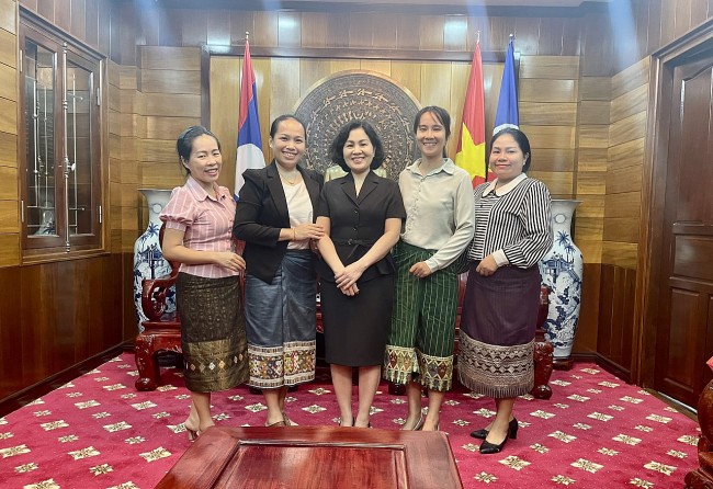 Tổng Lãnh sự quán Việt Nam tại Luông-pha-bang gặp gỡ thầy cô giáo Trường Đại học Su-pha-nu-vong
