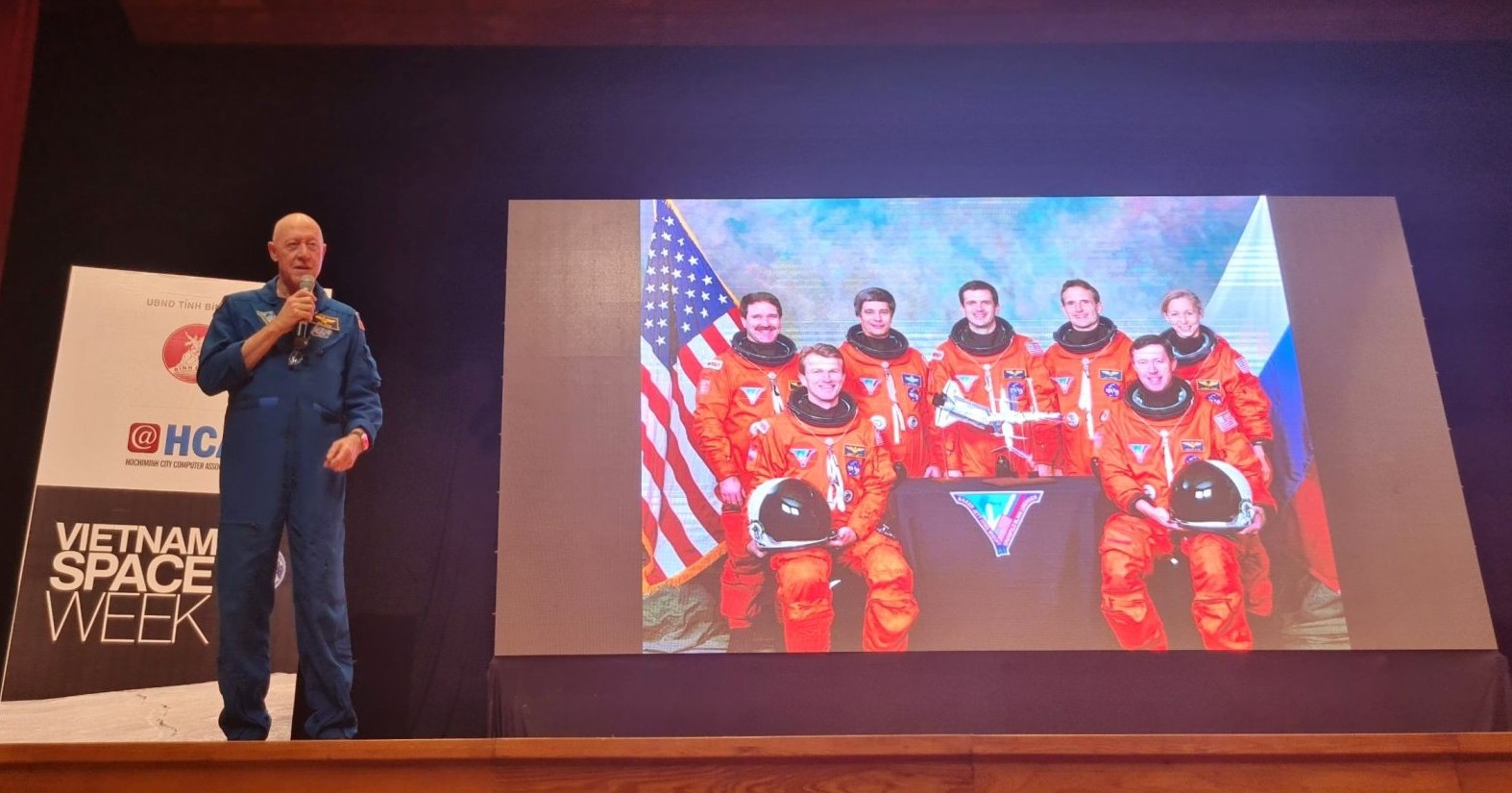 Học sinh Việt Nam trò chuyện với cựu phi hành gia của NASA