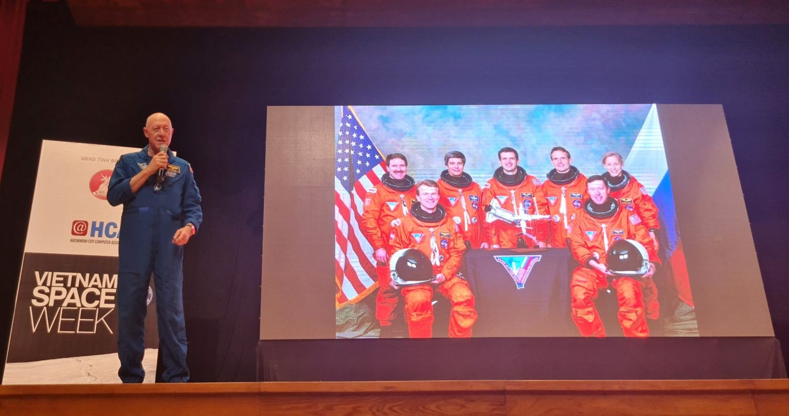 Ông Michael Baker, cựu phi hành gia của NASA chia sẻ những câu chuyện, kỷ niệm khi làm việc trên không gian (Ảnh: Cổng TTĐT tỉnh Bình Định).