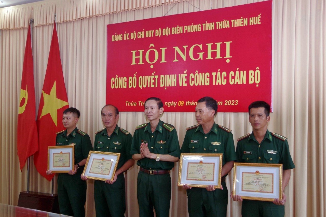 Đại tá Nguyễn Xuân Hòa tặng giấy khen cho các tập thể, cá nhân. 