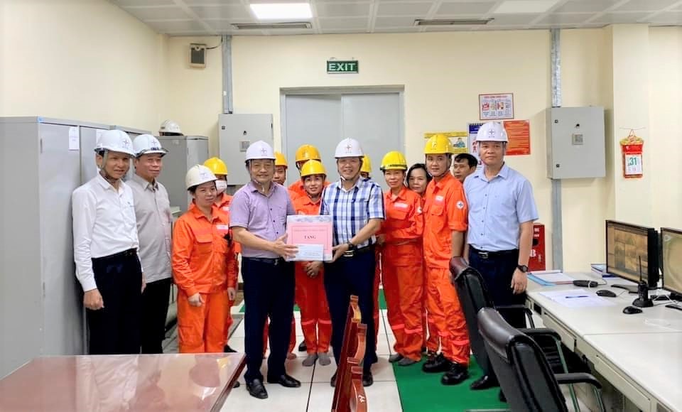 Trao quà cho người lao động Phân xưởng Sản xuất - Công ty Nhiệt điện Uông Bí