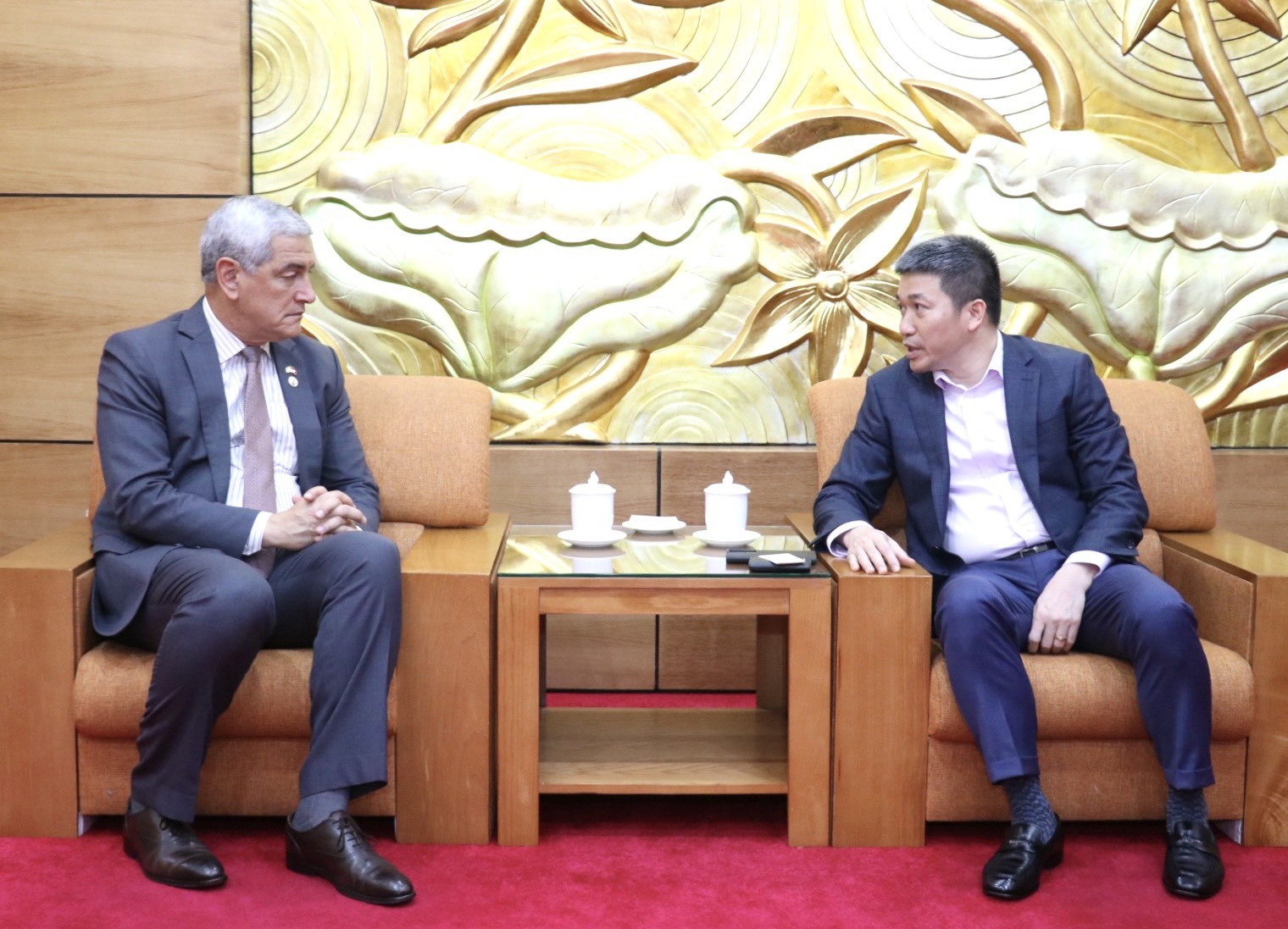 Phó Chủ tịch - Tổng Thư ký VUFO Phan Anh Sơn (bìa phải) trao đổi với Giám đốc DPAA Kelly McKeague tại buổi tiếp (Ảnh: Thu Hà).
