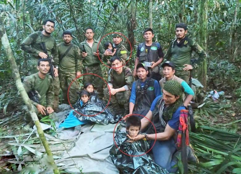 Nhóm binh sĩ đã tìm thấy 4 đứa trẻ mất tích trong rừng hơn một tháng sau vụ tai nạn máy bay (Ảnh: 