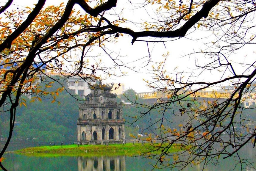 Tháp Rùa nằm giữa Hồ Hoàn Kiếm tại Hà Nội.