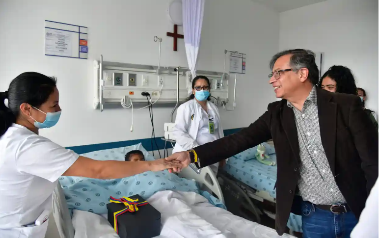 Tổng thống Colombia Gustavo Petro đến bệnh viện kiểm tra tình hình sức khỏe của những đứa trẻ vừa được giải cứu (Ảnh: 