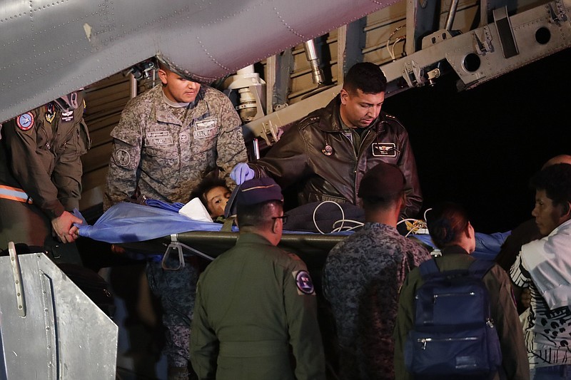 Quân đội Colombia đưa nhóm trẻ được tìm thấy từ rừng Amazon về bệnh viện ở thủ đô Colombia bằng máy bay hôm 9/6 (Ảnh: 
