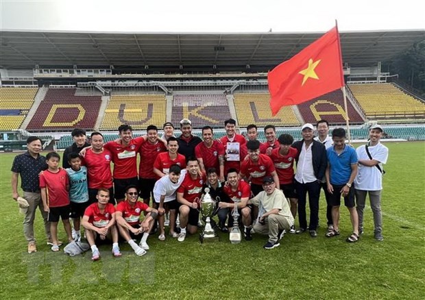 Đội bóng của cộng đồng người Việt vô địch Giải Bóng đá Thượng viện Séc | Bóng đá | Vietnam+ (VietnamPlus)