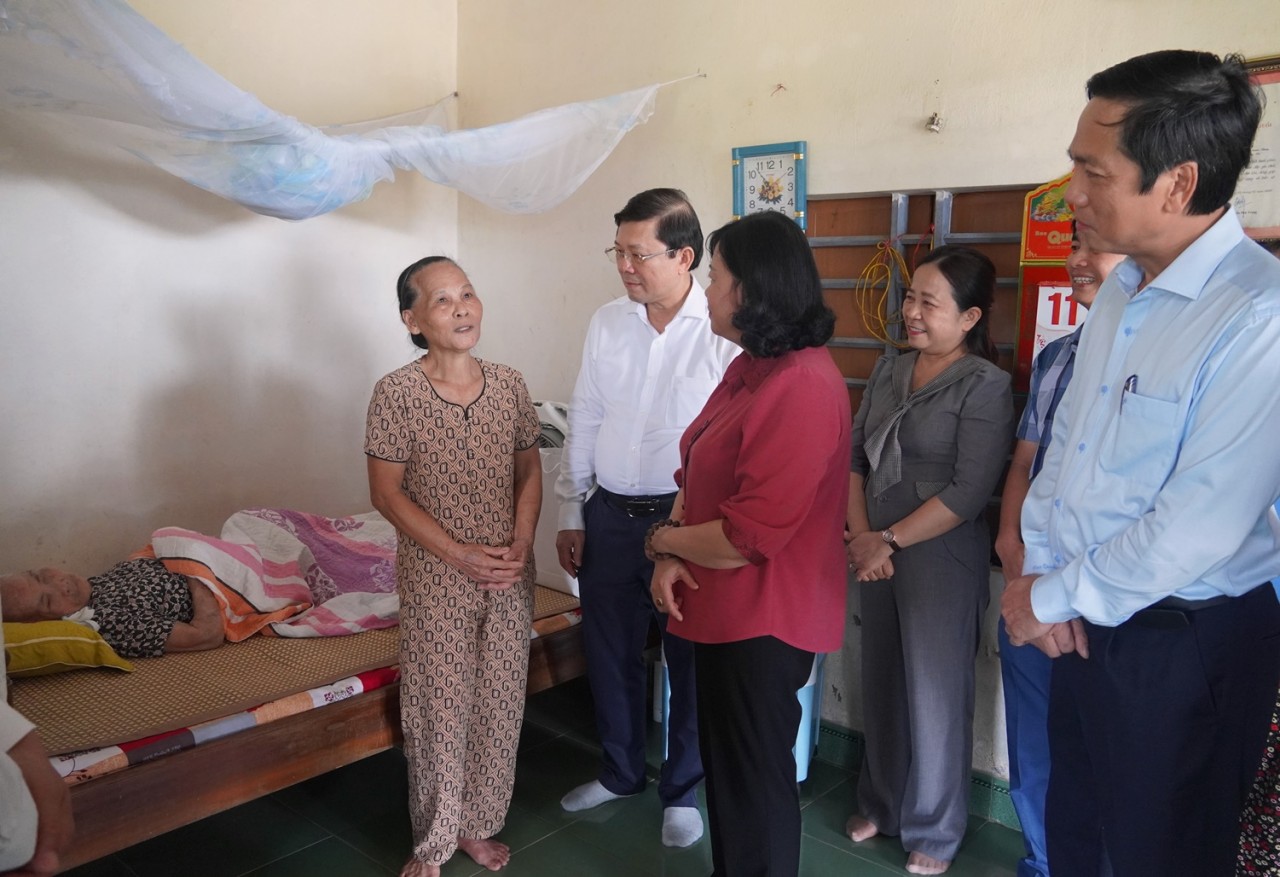 Thăm, tặng quà cho các gia đình chính sách trên địa bàn huyện Cam Lộ (Quảng Trị)