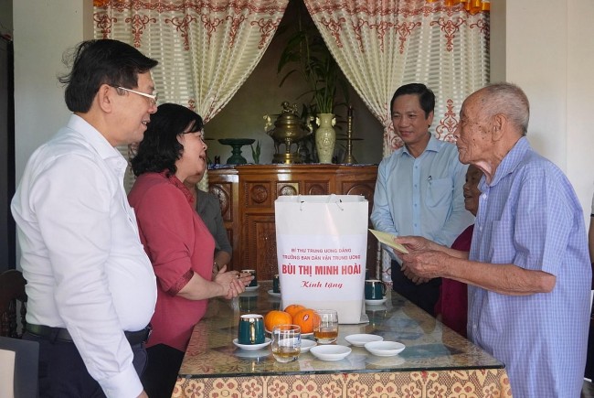 Thăm, tặng quà cho các gia đình chính sách trên địa bàn huyện Cam Lộ (Quảng Trị)