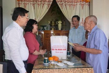 Thăm, tặng quà cho các gia đình chính sách trên địa bàn huyện Cam Lộ (Quảng Trị)