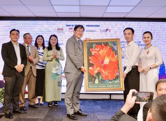 Đại diện doanh nghiệp Việt Nam tặng tranh cho Ngài Dato Tan Yang Thai, Đại sứ Malaysia tại Việt Nam.