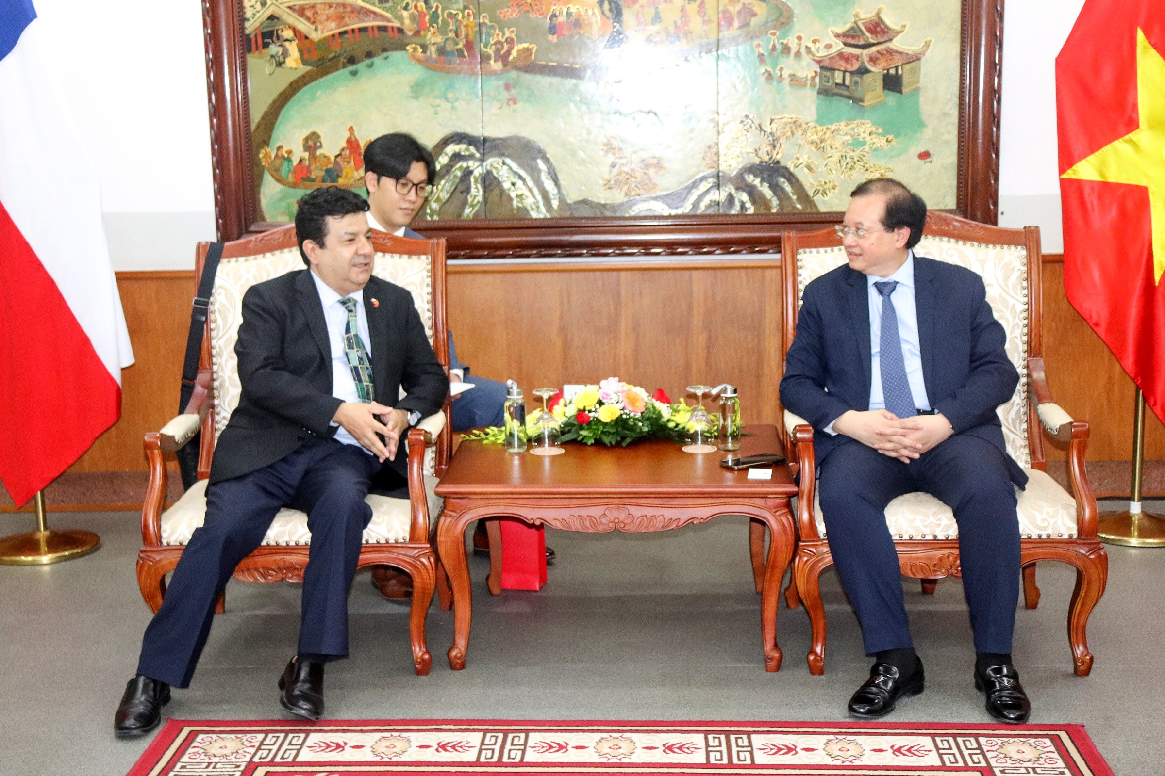 Thứ trưởng Bộ Văn hóa, Thể thao và Du lịch Tạ Quang Đông đã có buổi tiếp và làm việc với Tân Đại sứ Chile tại Việt Nam Sergio Narea Guzman.