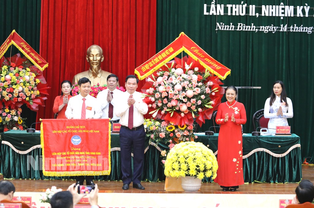 Nguyễn Phương Nga, Chủ tịch Liên hiệp các tổ chức hữu nghị Việt Nam tặng Đại hội lẵng hoa và Cờ lưu niệm.