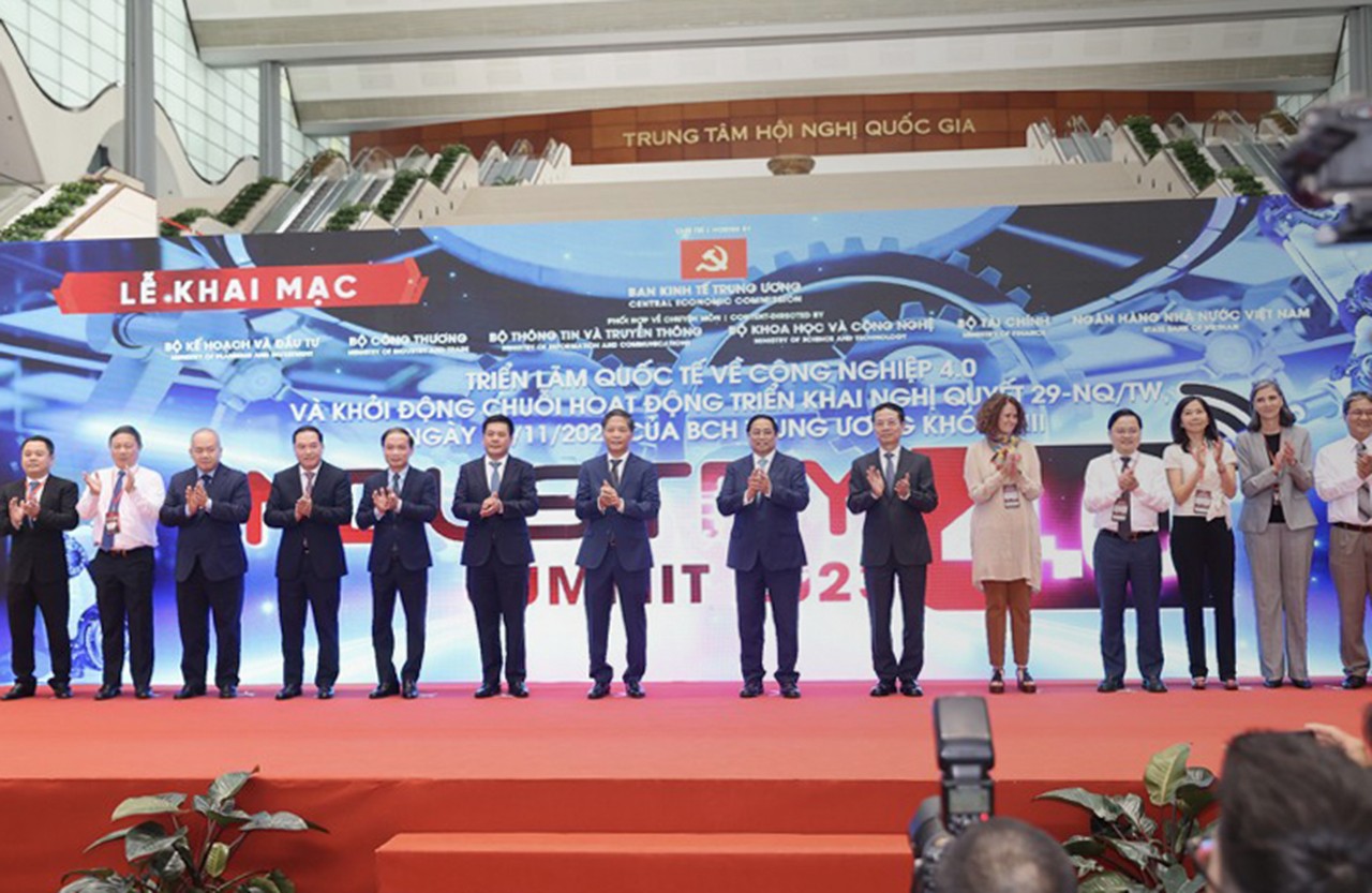 Thủ tướng Chính phủ Phạm Minh Chính cùng các đại biểu bấm nút khai mạc Diễn đàn cấp cao về công nghiệp 4.0 (Industry 4.0) năm 2023.