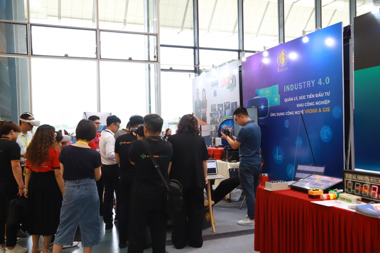 Khách mời trải nghiệm kính thực tế ảo VR360 tại gian hàng của S-GROUP tại Industry Summit 4.0. Ảnh Tuấn Việt