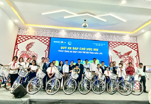 Trao tặng 40 xe đạp cho trẻ em có hoàn cảnh khó khăn hiếu học tại 3 huyện ở Đắk Lắk