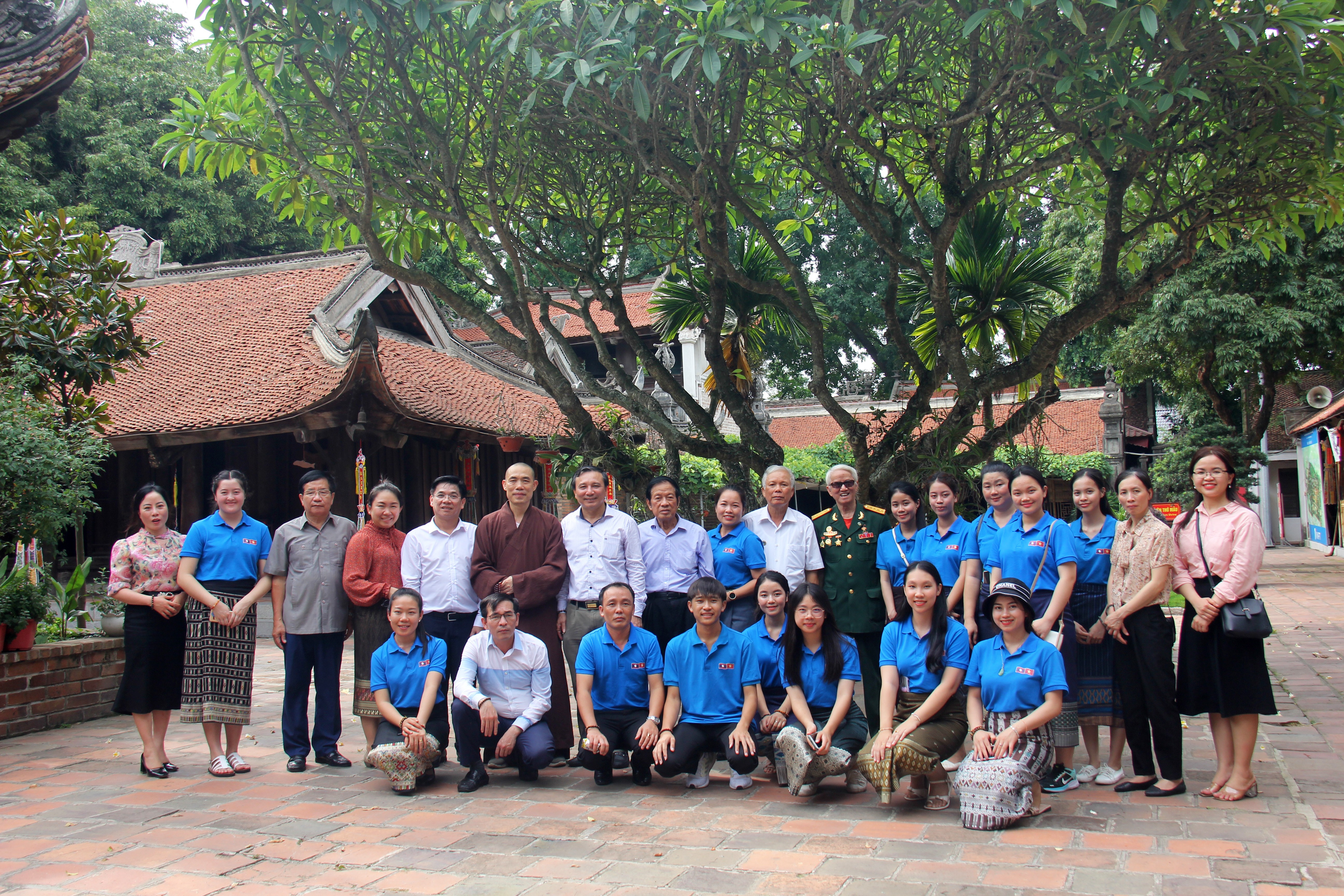 Lưu học sinh Lào hào hứng thăm vườn vải, danh lam cổ tự của Bắc Giang