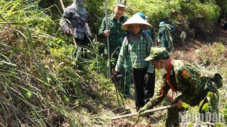 Cán bộ, chiến sĩ Đồn biên phòng Ba Sơn, Cao Lộc (Lạng Sơn) hướng dẫn người bà con trồng cây tre dọc biên giới.