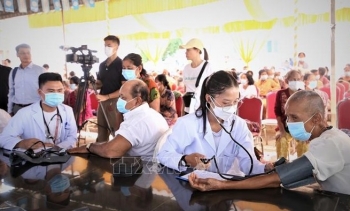 Người dân Campuchia được bác sĩ Việt khám bệnh, cấp thuốc miễn phí