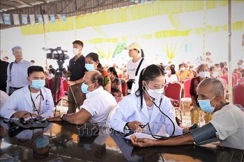 Người dân Campuchia được bác sĩ Việt khám bệnh, cấp thuốc miễn phí