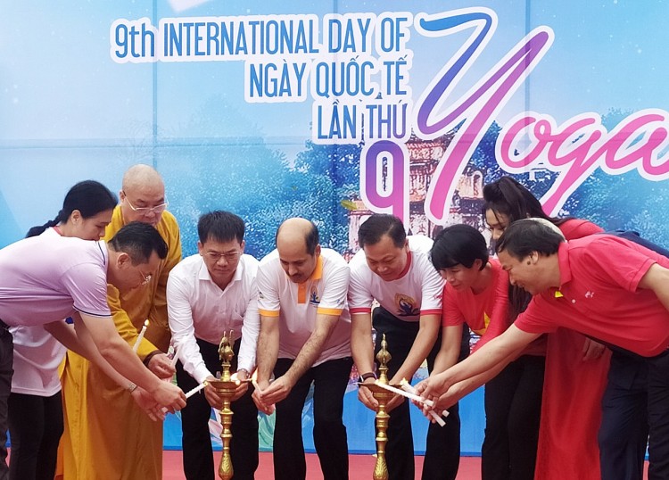 Hơn 1000 người tham gia kỉ niệm Ngày Quốc tế yoga lần thứ 9