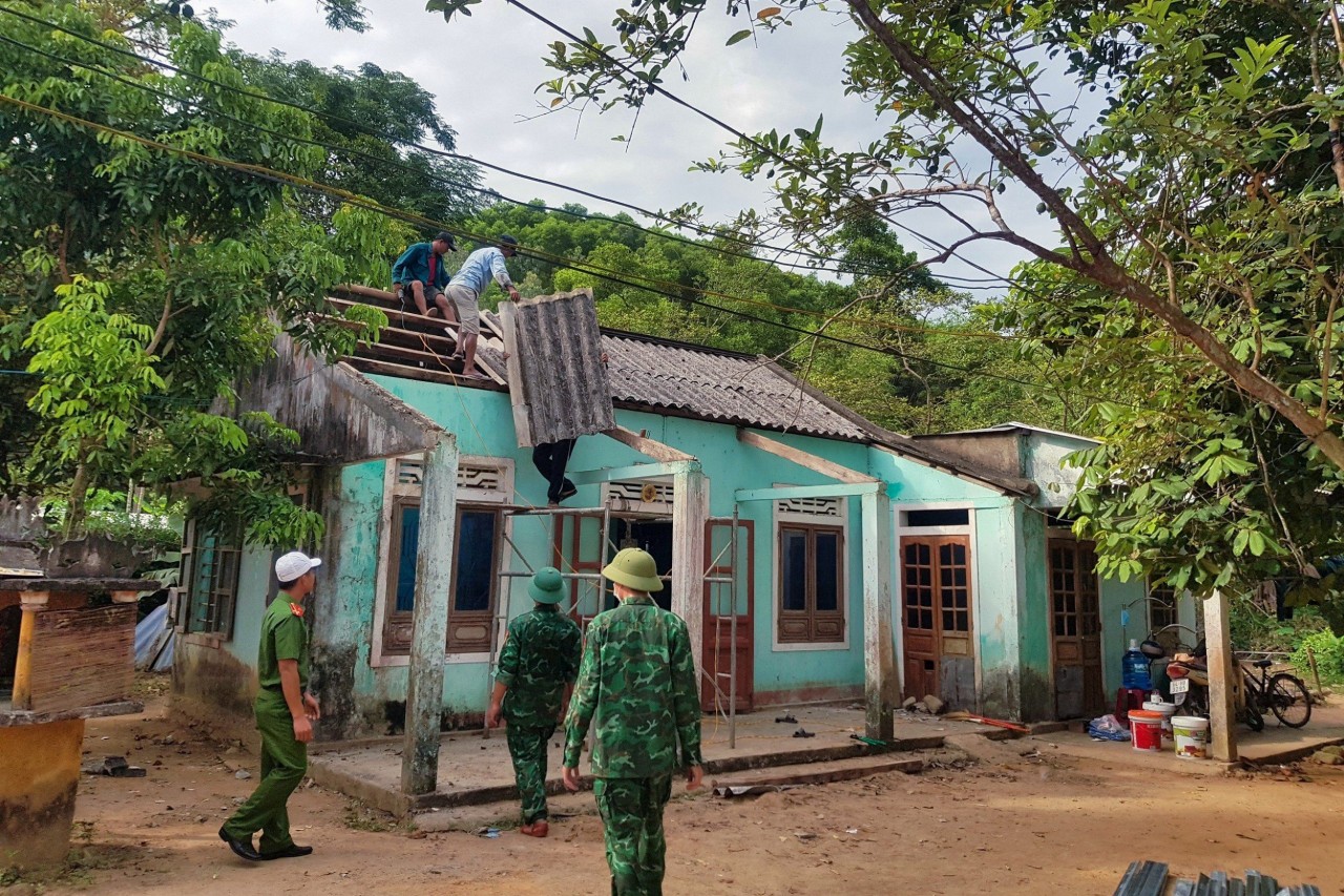 Đoàn viên thanh niên các đơn vị hỗ trợ sửa nhà cho gia đình ông Nguyễn Văn Quang, xã Lộc Bình.