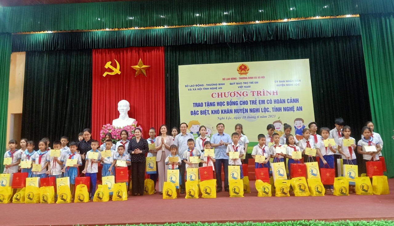 Trao học bổng và quà cho các em học sinh trên địa bàn huyện Nghi Lộc (Ảnh: Quỹ Bảo Trợ Trẻ Em Nghệ An).