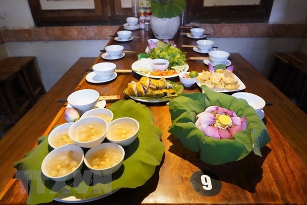 Ẩm thực làng cổ Đường Lâm hấp dẫn du khách thập phương | Ẩm thực | Vietnam+ (VietnamPlus)
