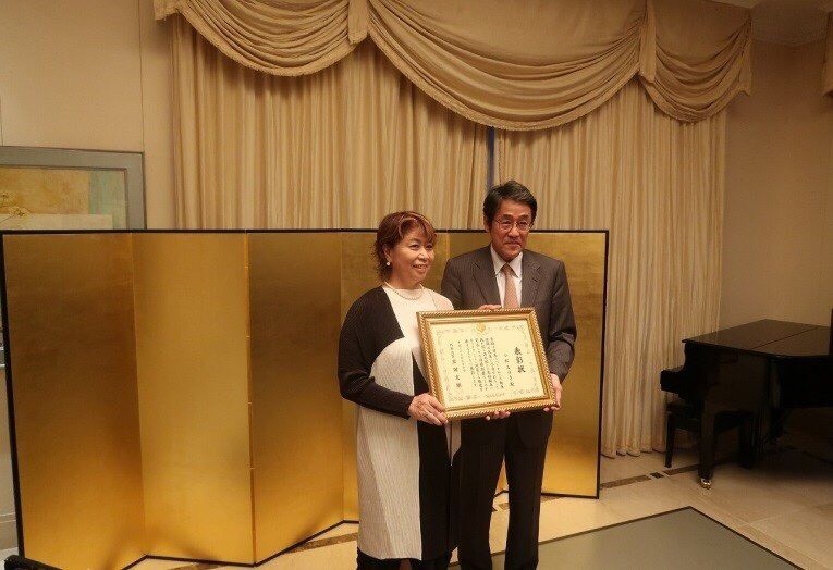 Bà Komatsu Miyuki nhận Bằng khen của Nhật Bản vì đã có những đóng góp cho việc tăng cường quan hệ hữu nghị Nhật Bản - Việt Nam (Ảnh: Đại sứ quán Nhật Bản tại Việt Nam).