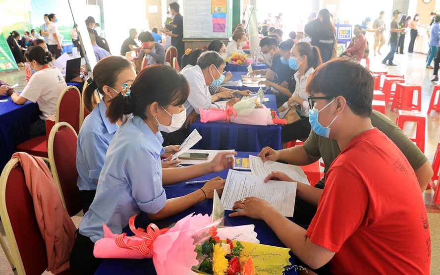 Một phiên kết nối cung - cầu nhân lực giữa doanh nghiệp và người lao động tại Sàn giao dịch việc làm quận 11 (thành phố Hồ Chí Minh).