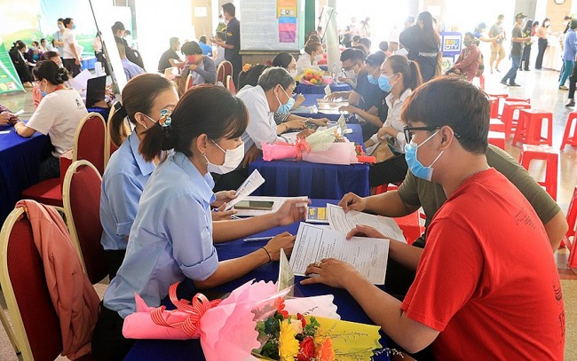 Công đoàn hỗ trợ kịp thời người lao động khi bị mất việc, giảm giờ làm