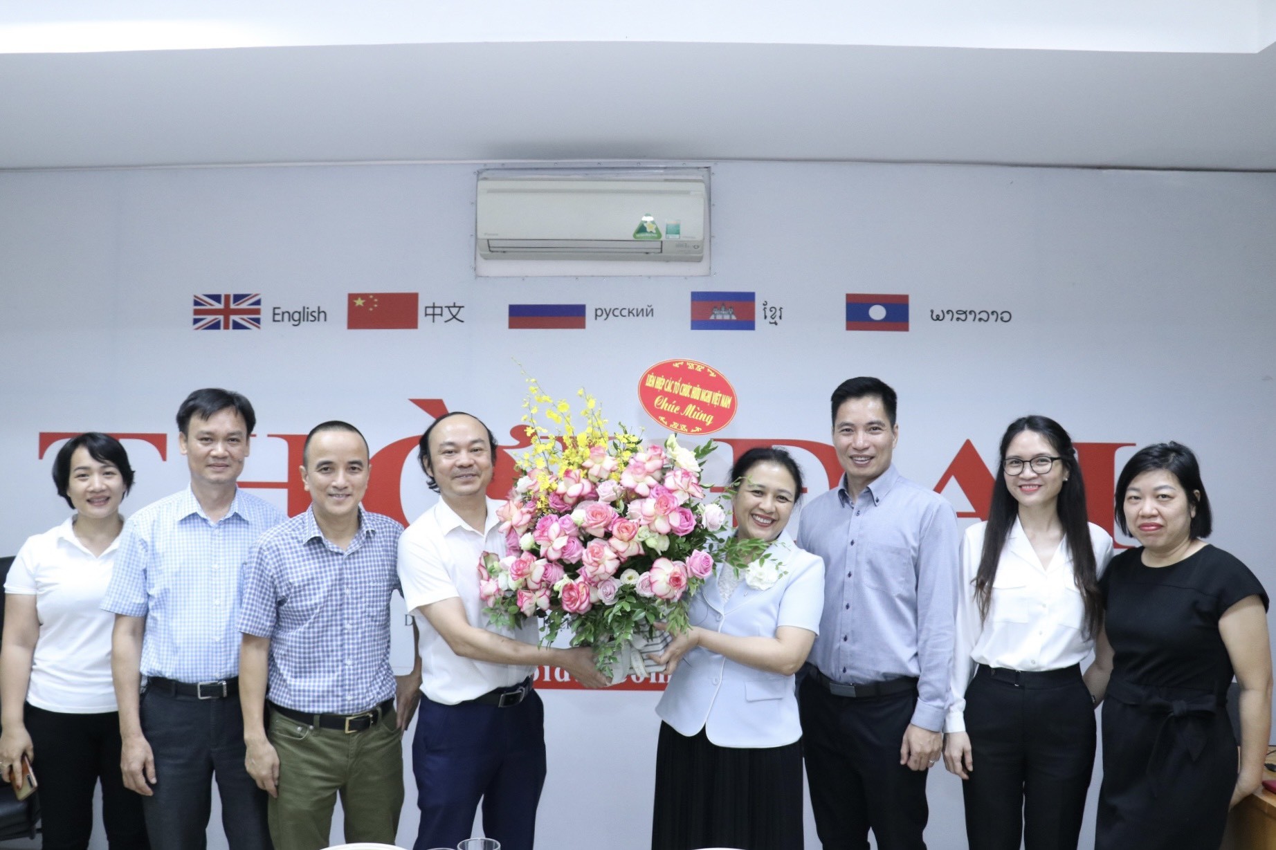 Chủ tịch VUFO Nguyễn Phương Hoa tặng hoa chúc mừng tạp chí Thời Đại (Ảnh: Thu Hà).