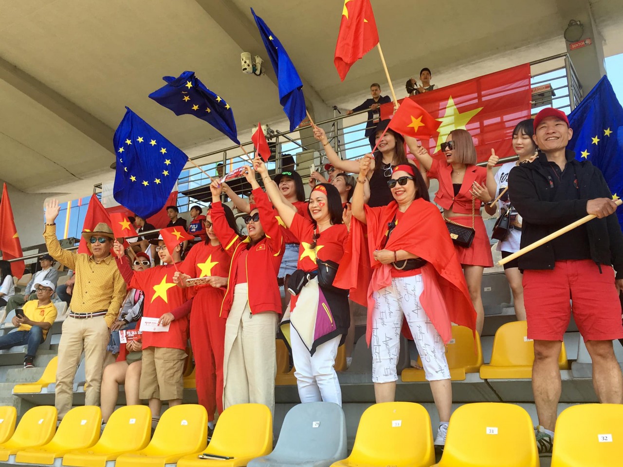 Người Việt Nam tại Ba Lan giao lưu cùng đội tuyển quốc gia bóng đá nữ Việt Nam