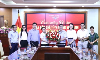 Chủ tịch VUFO Nguyễn Phương Nga thăm, chúc mừng các cơ quan báo chí